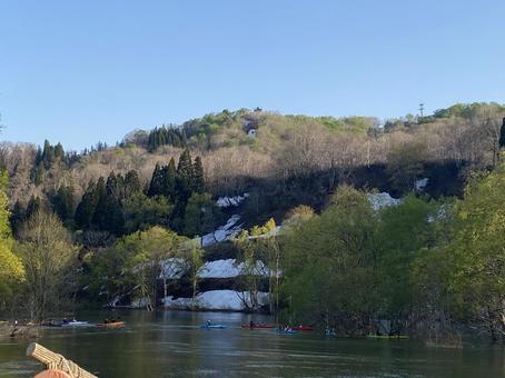 白川湖と残雪 白川湖と残雪 5月,ゴールデンウィーク,雪解け水で出来た湖の写真素材