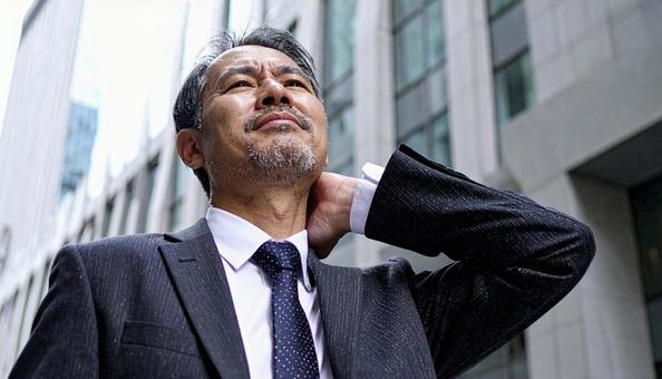 寝違えて首痛に苦しむ男性の写真