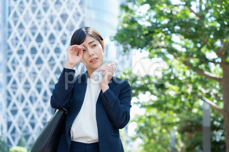 オフィス街で働く若いビジネスウーマン ビジネス,女性,ビジネスウーマンの写真素材