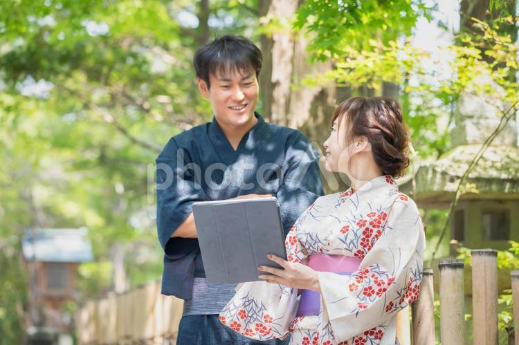 タブレットを使う浴衣姿の男女 浴衣,タブレット,タブレットpcの写真素材