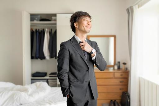 朝の支度 男性,スーツ,ネクタイの写真素材