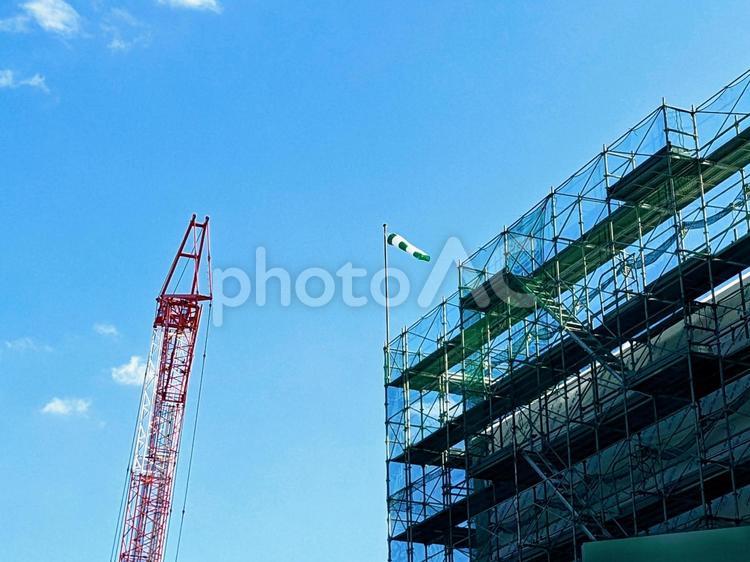 建設中のビル ビル,クローラークレーン,クレーン車の写真素材