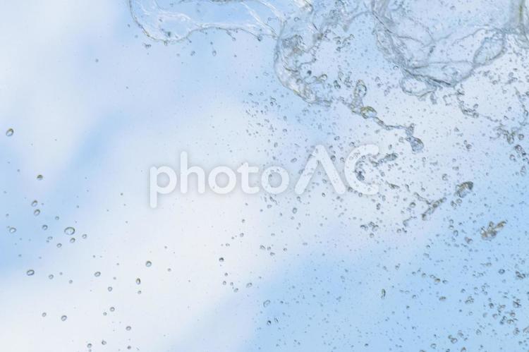 空中の水しぶきと空 水しぶき,空,空中の写真素材