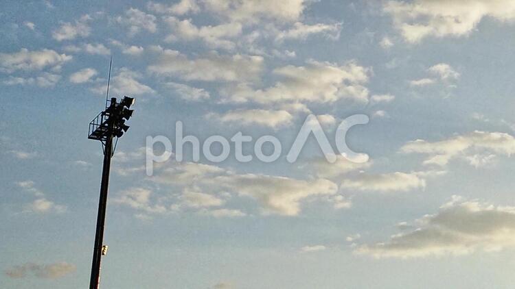 夕焼けで染まる雲とライト 空,風景,雲の写真素材