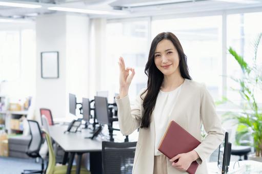 オフィスで仕事をする若いビジネスウーマン オフィスで仕事をする若いビジネスウーマン ビジネス,女性,オフィスの写真素材