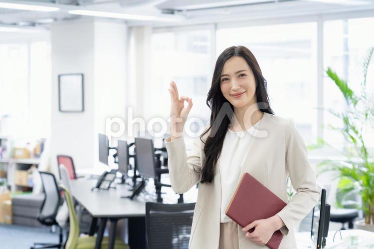 オフィスで仕事をする若いビジネスウーマン ビジネス,女性,オフィスの写真素材