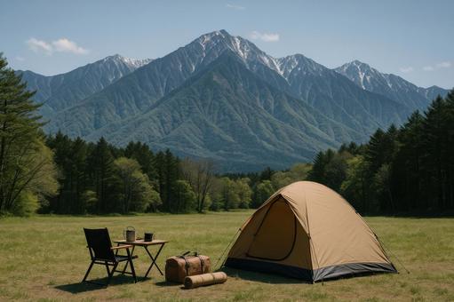 山を背景にしたキャンプ場 山を背景にしたキャンプ場の写真
