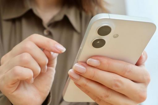 スマホを持つ女性 スマホを持つ女性 スマホ,女性,ビジネスの写真素材