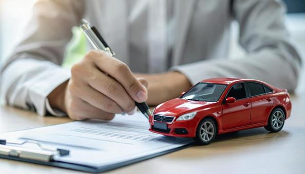 車購入イメージ 車のミニチュアと契約書 車購入イメージ 車のミニチュアと契約書の写真