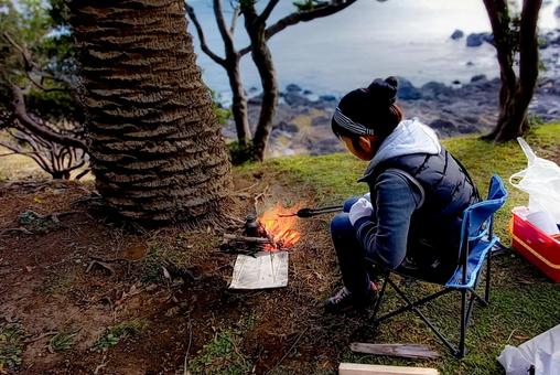 <素材>キャンプでお湯を沸かしている女性 <素材>キャンプでお湯を沸かしている女性 女性,人物,風景の写真素材