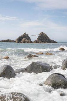 福岡県糸島の夫婦岩 福岡県糸島の夫婦岩 日本,福岡,福岡県の写真素材