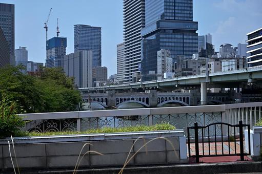大阪ビジネス街に流れる運河と高速 ビジネス街,ビル,運河の写真素材