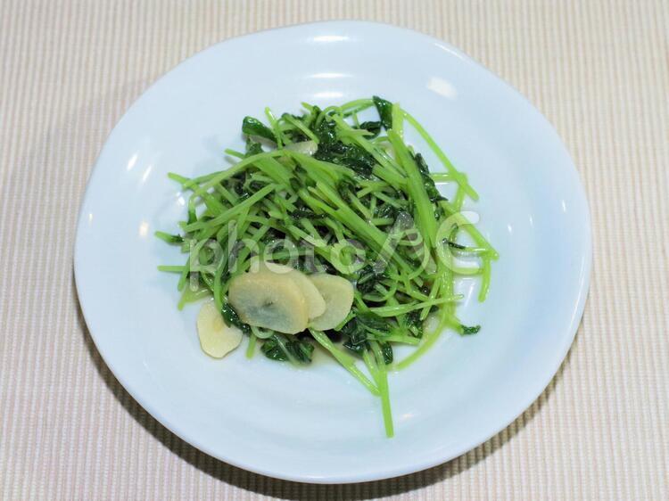 豆苗のガーリック炒め 炒め物,豆苗,ガーリックの写真素材