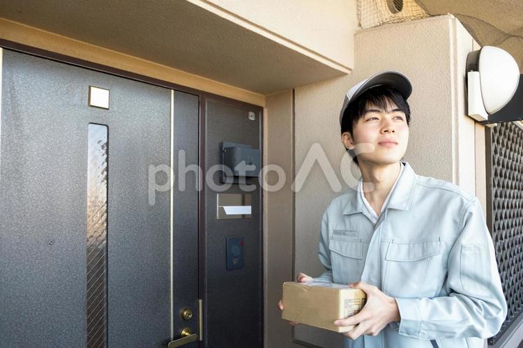 配達　マンション　不在 男性,日本人,配達の写真素材