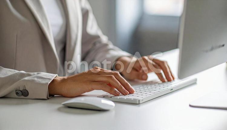 パソコンに両手で入力するデスクワーク パソコン,プログラミング,オフィスの写真素材