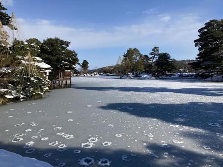 氷池 冬,凍った湖,雪景色の写真素材