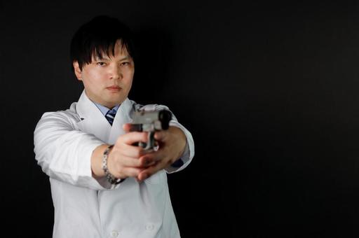 白衣の男性と銃口 白衣の男性と銃口 男性,白衣,銃の写真素材
