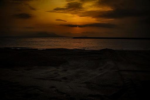 <五島の風景>夏の夜明けのビーチの風景 <五島の風景>夏の夜明けのビーチの風景の写真