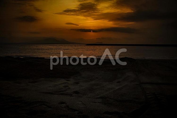 ＜五島の風景＞夏の夜明けのビーチの風景 海,海岸,朝の写真素材