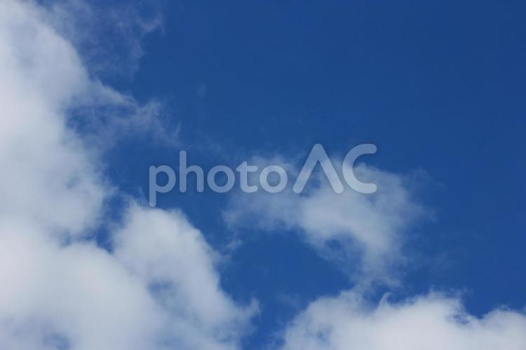 深みのある青空と白い雲の流れ 空,青空,冬空の写真素材
