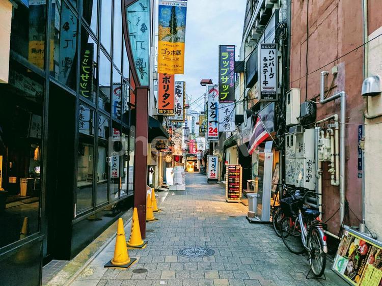 明け方の上野の繁華街 上野,明け方,町並みの写真素材