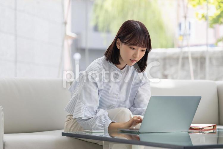 ノートパソコンを使うビジネスウーマン 女性,ビジネス,パソコンの写真素材