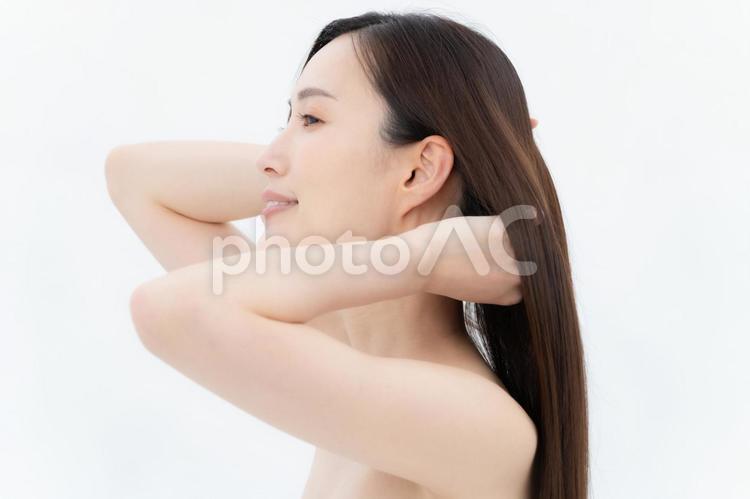 白バックの若い女性のビューティー ビューティー,ヘアケア,女性の写真素材