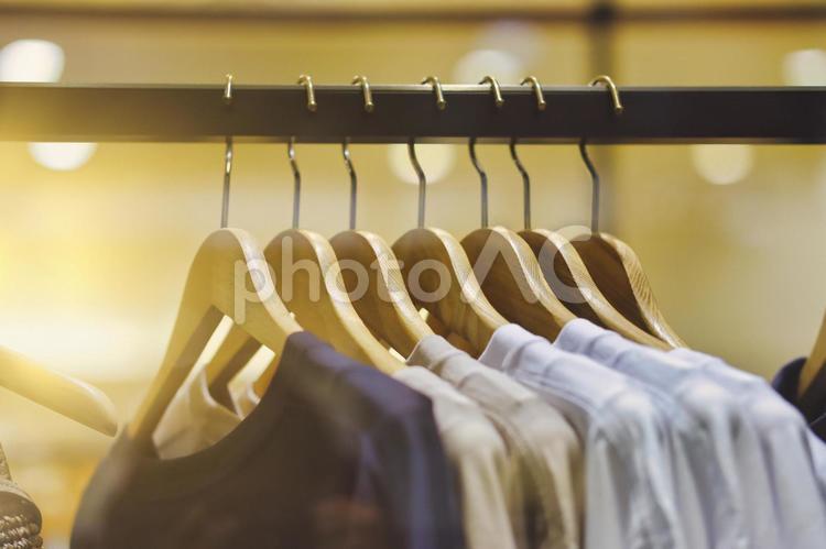 ハンガーに吊るされた衣類 ファッションイメージ ファッション,服,衣類の写真素材