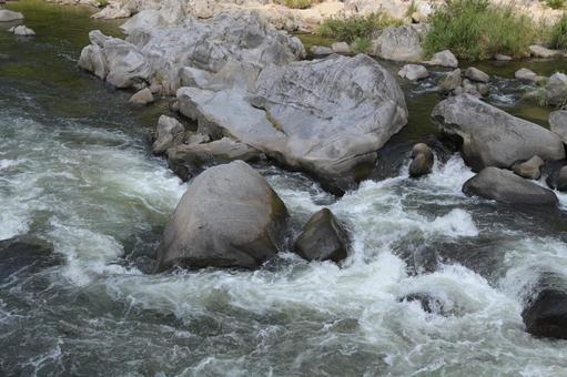 夏の水難事故が心配される岩場と河川の流れ 夏の水難事故が心配される岩場と河川の流れ 河川,川,岩場の写真素材