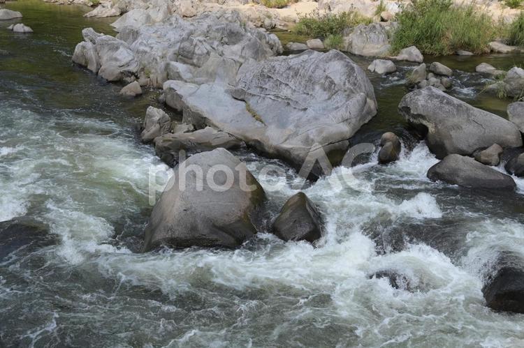夏の水難事故が心配される岩場と河川の流れ 河川,川,岩場の写真素材