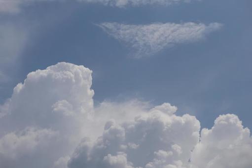 青空ともくもくの入道雲のある夏空 青空ともくもくの入道雲のある夏空の写真