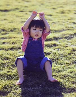 芝生の公園の女の子 芝生の公園の女の子の写真