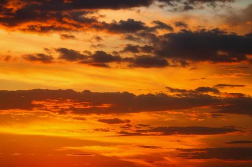燃えるような夕焼け空 燃えるような夕焼け空の写真
