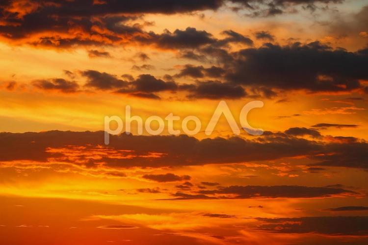 燃えるような夕焼け空 夕焼け,空,雲の写真素材
