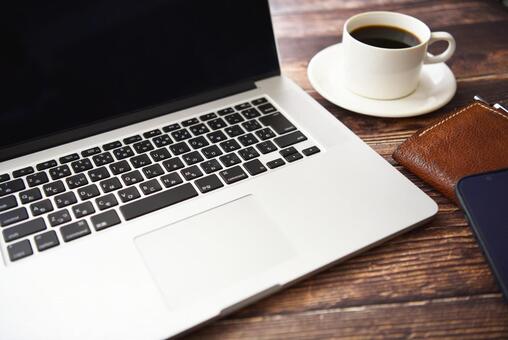 パソコンのデスク　イメージ ビジネス,コーヒー,ノートパソコンの写真素材