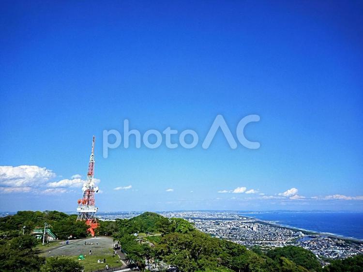 高台からの風景　青空　テレビ塔　木　海 風景,景色,青空の写真素材