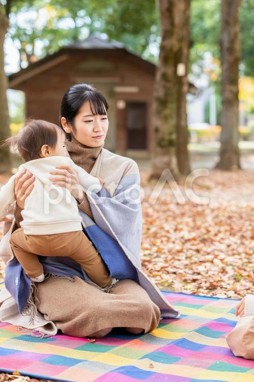公園で赤ちゃんと抱っこしてママ友と話す女性（困る） 赤ちゃん,ママ友,悩みの写真素材