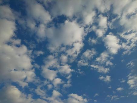 青空と白い雲の写真
