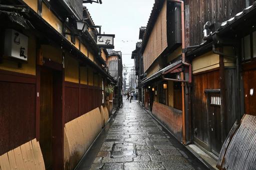 京都市祇園の風情ある路地 切り通し 京都市祇園の風情ある路地 切り通しの写真