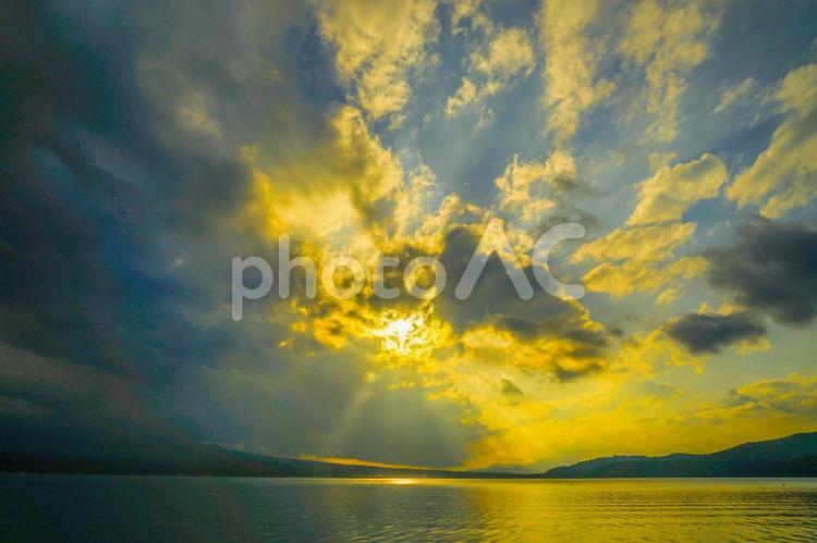 山中湖の夕暮れ 山中湖,湖,山梨県の写真素材