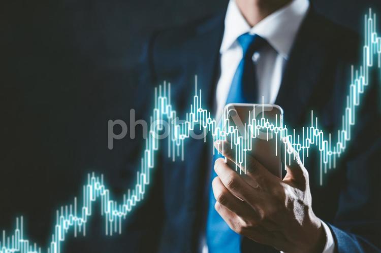 株価チャートとビジネスマン ビジネス,人物,男性の写真素材