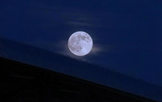 スーパームーン(誇張）20251105 スーパームーン,月,満月の写真素材