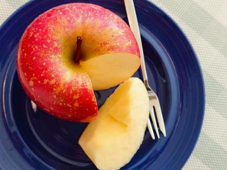 ひとつ切ったリンゴ2 りんご,フルーツ,フォークの写真素材