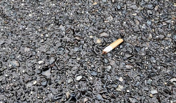 ポイ捨てされたタバコ ポイ捨てされたタバコ タバコ,吸殻,捨てるの写真素材