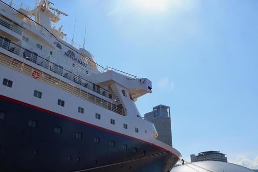 １０月中旬の日中の高松港のにっぽん丸 にっぽん丸,クルーズ船,船の写真素材