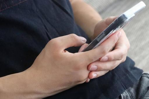 スマホを持つ男性の手 スマホを持つ男性の手 スマホ,男性,ビジネスの写真素材