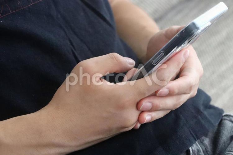 スマホを持つ男性の手 スマホ,男性,ビジネスの写真素材
