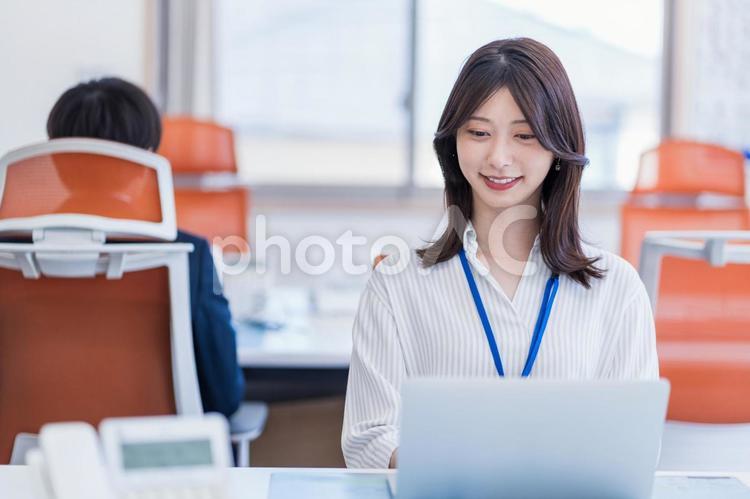 オフィスで働く若い女性。 オフィス,ビジネスウーマン,ビジネスの写真素材
