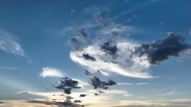 白い雲と黒い雲、空 白い雲と黒い雲、空 空,青空,黒い雲の写真素材