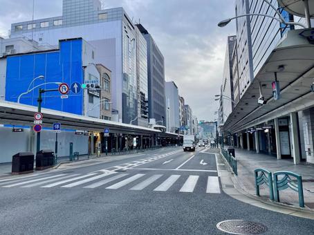 早朝の京都四条通3 四条通,京都市,繁華街の写真素材